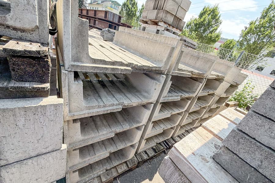 4 Paletten mit Betonpaneelen